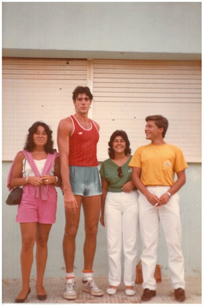 Fernando Martinas su artimaisiais ir bičiuliais Benidormo kurorte / Foto: šeimos archyvas
