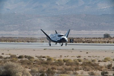 Dream Chaser prototipas bandomojo skrydžio pabaigoje. 2017 metų lapkritis. Šaltinis: NASA