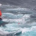 Prie Norvegijos krantų dreifuoja laivas, įgulos nariams teko šokti į vandenį