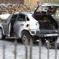 Naktį Panevėžyje sudegintas „Lexus“, apsvilo šalia buvęs „Porsche“
