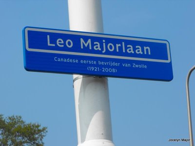 Leo vardu pavadinta gatvė Zwolle mieste su užrašu: „Pirmasis kanadietis, Zwolle miesto išvaduotojas“ 