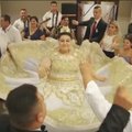 Turčių vestuvės: nuotaka, pasipuošusi suknele už 200 tūkst. eurų, „maudėsi“ suplėšytų kupiūrų lietuje