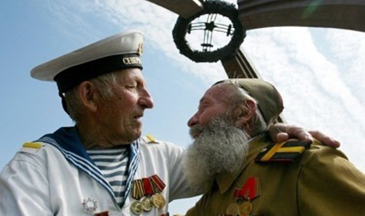 Biškeke (Kirgizija) vykstančiame Pergalės dienos minėjime bendrauja du II Pasaulinio karo veteranai. 