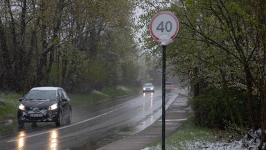 Ką daryti, jei snigti pradėjo jau sumontavus vasarines padangas: vienu atveju siūlo nė nevažiuoti iš kiemo