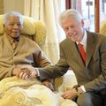 B.Clintonas pasveikino N.Mandelą su 94-uoju gimtadieniu