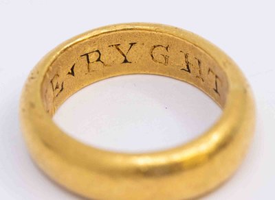 15 gramų sveriantis žiedas, kurio vidinėje pusėje išgraviruota paslaptinga žinutė „I Meane Ryght“, datuojamas apie 1560 m. Mark Laban / Hansons / SWNS nuotr.