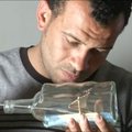 Menininkas iš Egipto stiklo buteliuose apgyvendina senovinių laivų modelius