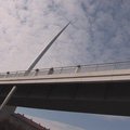 Sostinės Baltąjį tiltą skrodžia plieninis „Spindulys“