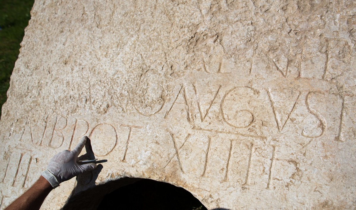 Romėniškas užrašas Jeruzalėje
