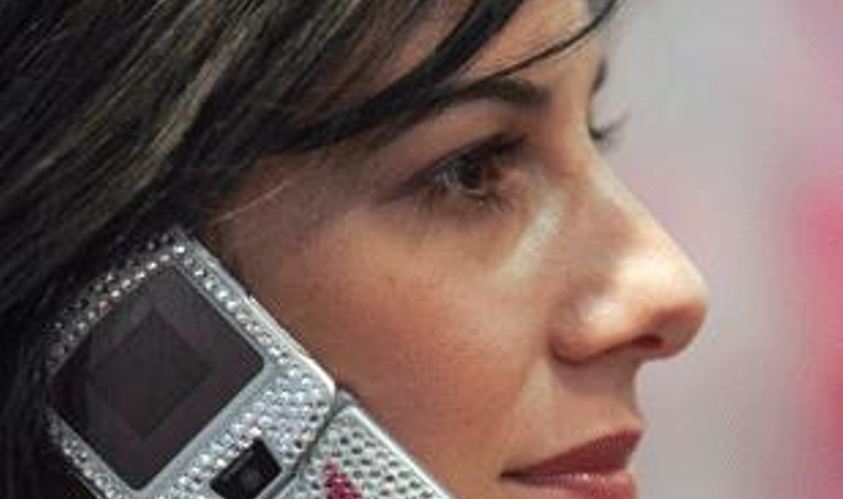 Moteris kalba su telefonu, kurį puošia „Playboy” logotipas 