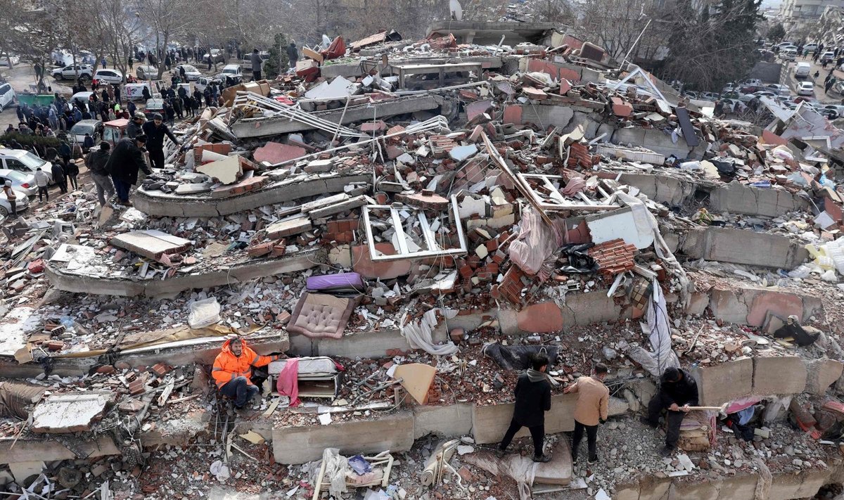 Mesut Hancer laiko per žemės drebėjimą žuvusios penkiolikmetės dukros Irmak ranką. Adem Altan / AFP/ Scanpix nuotr.