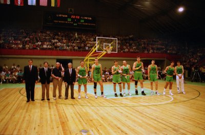 Lietuvos krepšinio rinktinė prieš pirmąsias oficialias savo rungtynes 1992-aisiais / Foto: Mariano Pozo