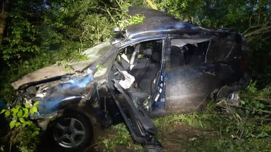 Raseinių rajone – mirtinas automobilio smūgis į medį