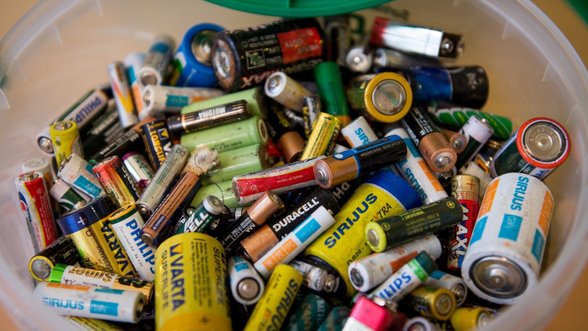 3 priežastys, kodėl baterijoms ne vieta šiukšlių konteineryje