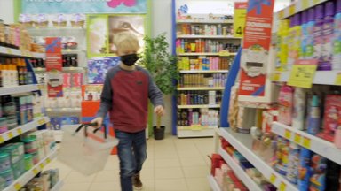 Eksperimentas: ar parduotuvėje atsiras žmogus, galintis vaikui paskolinti vieną eurą?