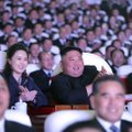 Po įsisukusios gandų karuselės Kim Jong Uno žmona pasirodė viešumoje