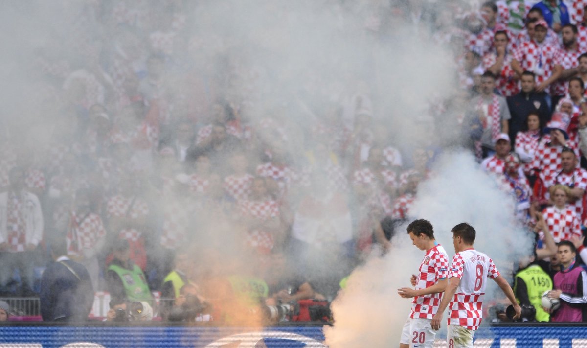 Kroatų rinktinės fanai į aikštę įmetė deglus
