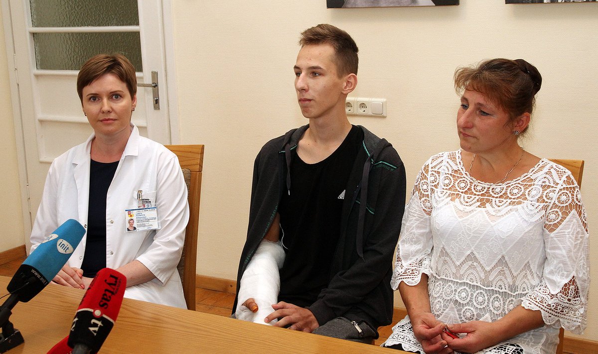 Į šiaudų smulkintuvą įkritęs berniukas padėkojo iš mirties gniaužtų jį ištraukusiems gydytojams