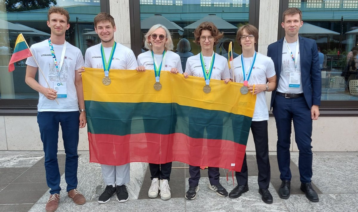 Iš tarptautinės chemijos olimpiados Lietuvos moksleiviai grįžta pasidabinę sidabro ir bronzos medaliais, ŠMSM nuotr.