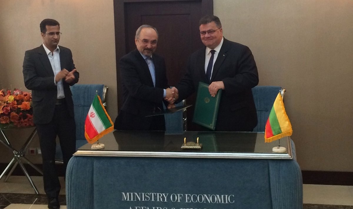 Lithuanian Foreign Minister Linas Linkevičius (right) and Iran's Deputy Minister for Finance Mohammad Khazaei signed an intergovernmental agreement on economic cooperation