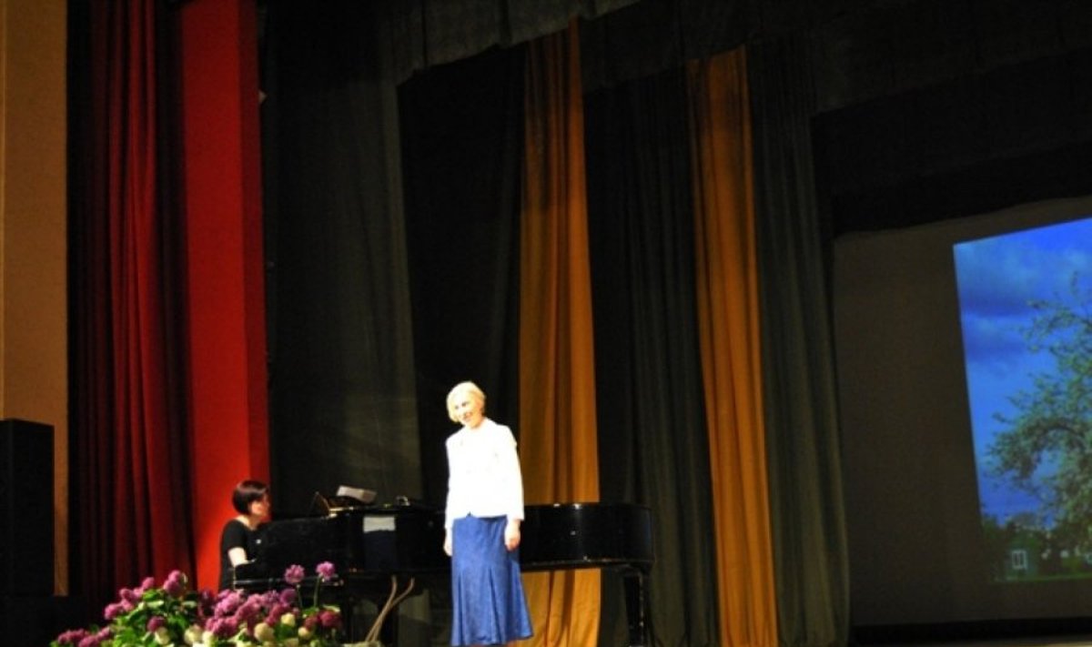 Solistė Sofija Jonaitytė, akompanuoja Aušra Tiškevičienė