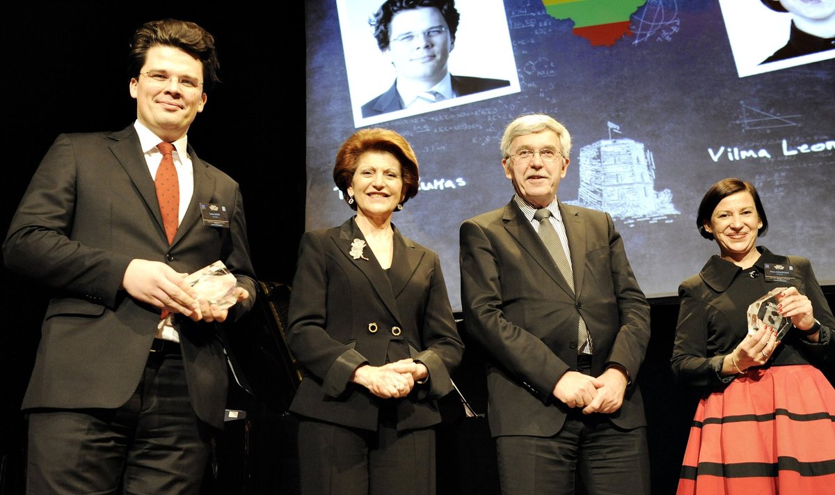 Briuselis, 2012-ieji: Advokatas dr. T. Žukas priima Erasmus ambasadoriaus apdovanojimą iš Europos Komisijos švietimo ministrės. 
