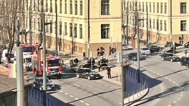 Серьезное ДТП в Каунасе: столкнулись BMW и Opel, один автомобиль перевернулся