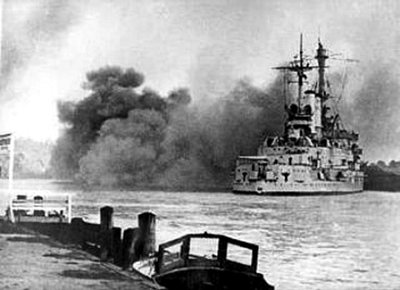 Laivas „Schleswig-Holstein“, įplaukęs į Dancigo įlanką. Jo šūviais prasidėjo Antrasis pasaulinis karas. 1939 m. rugsėjo 1 d., leidyklos „Briedis“ nuotr.