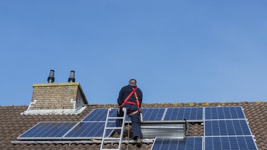 Saulės elektrinės savininkas bando grynąjį atsiskaitymą: kilo esminis klausimas