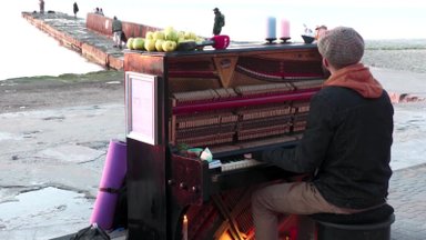 Fortepijono muzika Odesos pajūryje veikia kaip terapija
