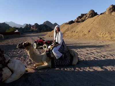 Bent kartą pajoti kupranugariu ir prasilėkti keturračiu per dykumą Egipte privalu kiekvienam turistui