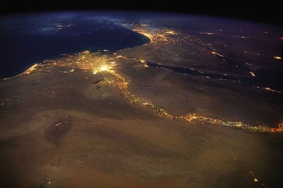 Nilo deltą nušviečia Kairo šviesos, o aukščiau per vidurį matosi Jeruzalė (Ch. Hadfieldo/NASA nuotr.)