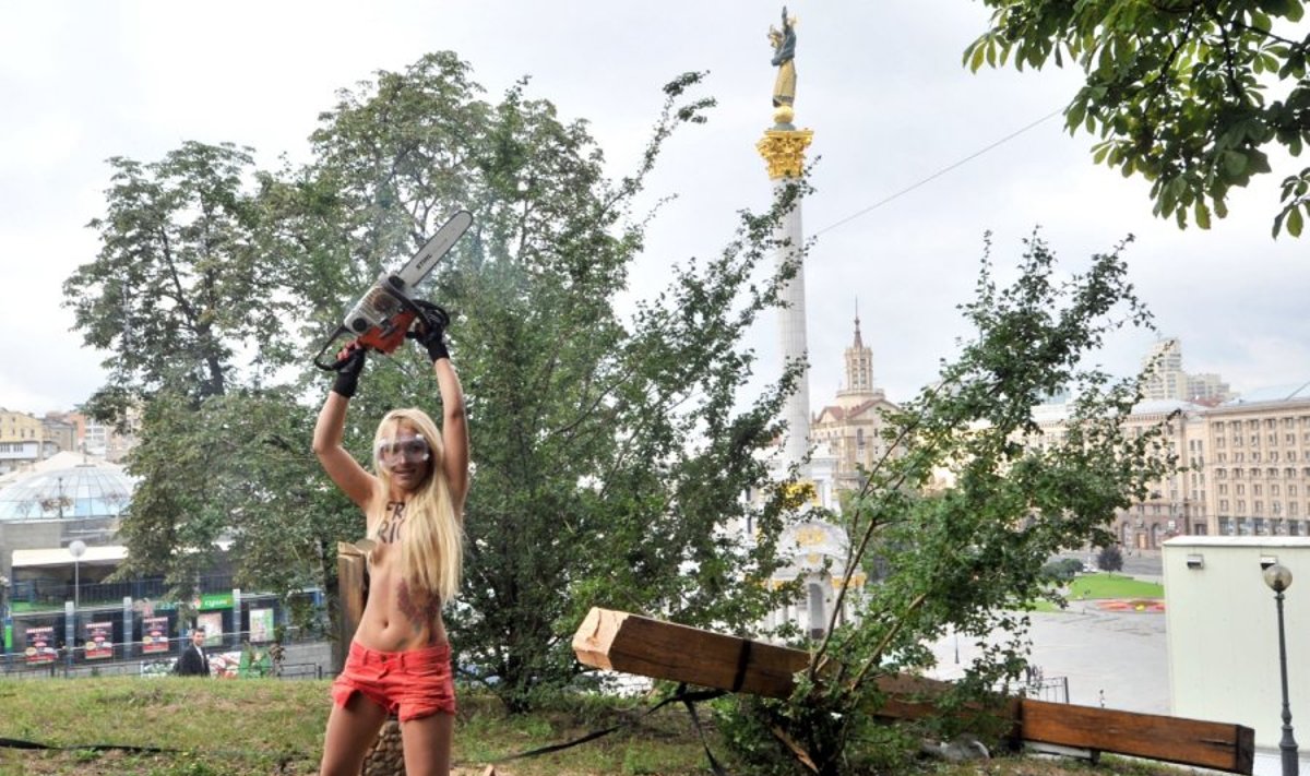 "Femen" Kijevo centre nupjovė stačiatikių kryžių