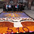 Švėkšniškiai per šešias valandas sukūrė įspūdingą gėlių kilimą