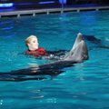 Pirmą kartą pasaulyje surengtame projekte garsenybės prisijaukino delfinus
