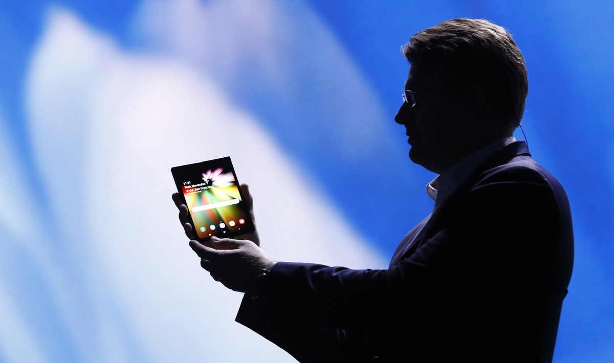 „Samsung“ pristatė pirmąjį sulankstomą išmanųjį telefoną