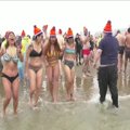 В ледяное море окунулись тысячи человек. Как в Нидерландах празднуют Новый год