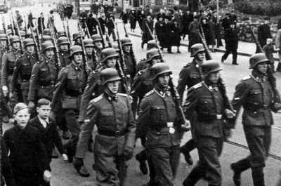 15-osios Waffen SS divizijos kariai žygiuoja Rygos gatvėmis. 1943 m. pavasaris.