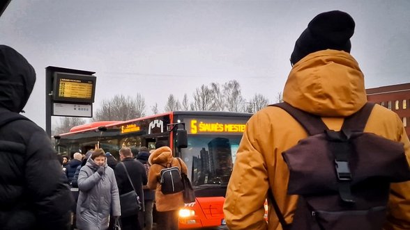 Keleiviai nepatenkinti chaosu Vilniaus gatvėse: tenka šalti valandą, formuojasi spūstys