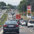 Magistralėje Vilnius–Kaunas susidūrė du automobiliai: pranešama apie sužalotą moterį