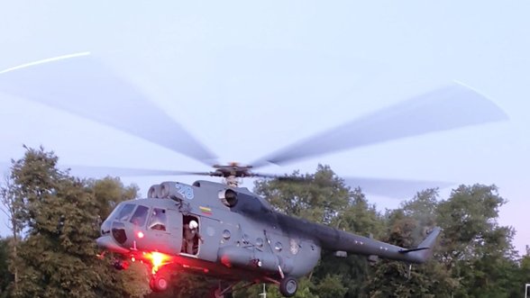 Kaune leidosi Karinių oro pajėgų sraigtasparnis su ypatingu kroviniu iš Latvijos
