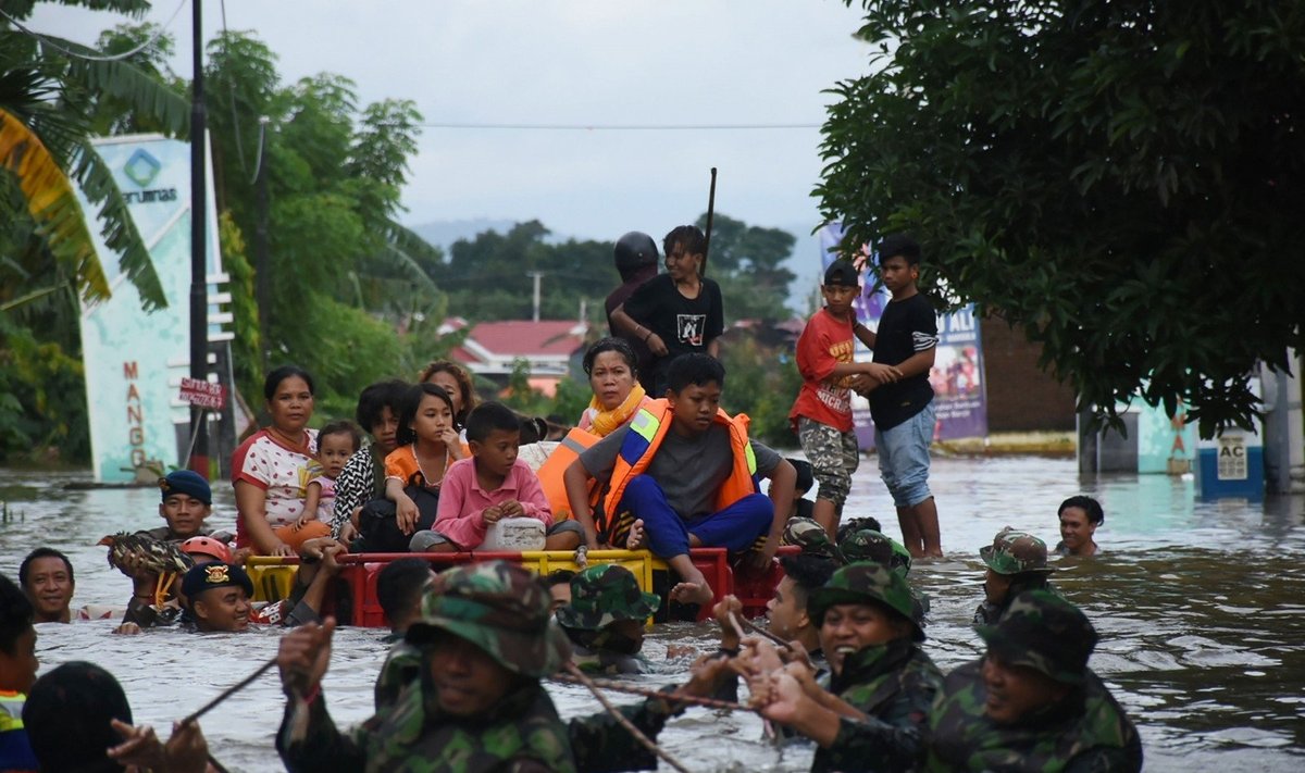 Indonezijoje potvynių ir žemės nuošliaužų aukų padaugėjo iki 26