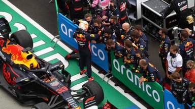 Prieš lenktynes bolidą sudaužęs Verstappenas – ant podiumo tarp „Mercedes“ pilotų