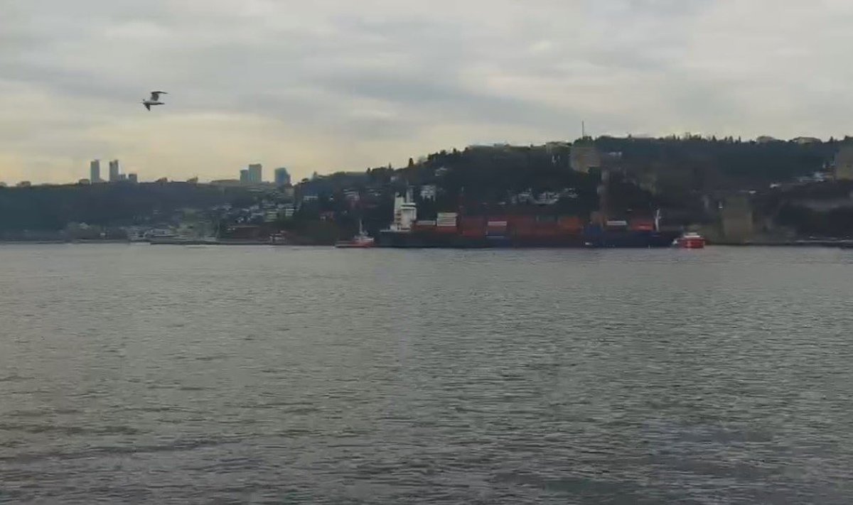 Laivas Stambule užplaukė ant kranto ir įstrigo