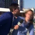 Rusijoje brazilų sporto žurnalistei teko išsisukinėti nuo bučinio