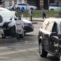 Vilniuje, prie „Akropolio“, per avariją „Toyota Prius“ užšoko ant salelės ir trenkėsi į stulpą