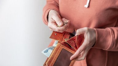Lietuvių kojinės tuštėja: kiek pavyksta atsidėti nuo atlyginimo ir kur šias santaupas laiko