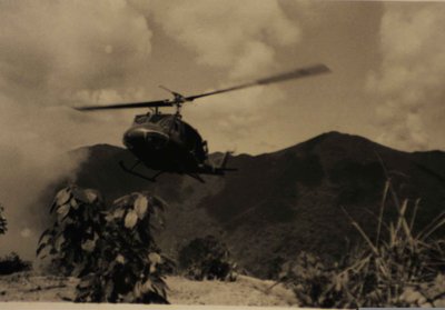 JAV kariuomenės sraigtasparnis "Hjui" A-Šau slėnyje