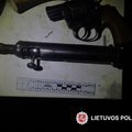 Radviliškio rajone dėl viešosios tvarkos pažeidimo iškviesti pareigūnai aptiko nelegalių ginklų