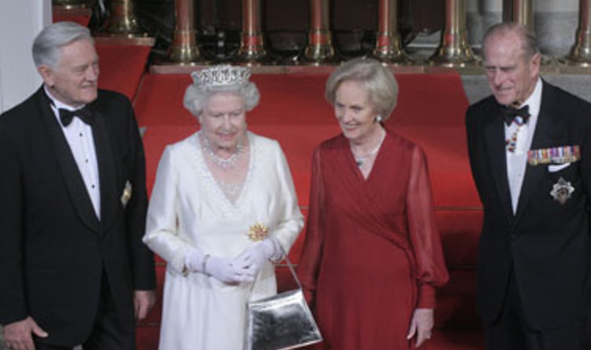 Prezidentas V. Adamkus, Elžbieta II, Alma Adamkienė ir princas Philipas priėmime Prezidentūroje